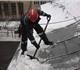 Снегоуборочная бригада занимается чистко