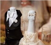 Foto в Одежда и обувь Свадебные платья Продам оригинальную одежду на свадебные бутылки: в Старом Осколе 2 000